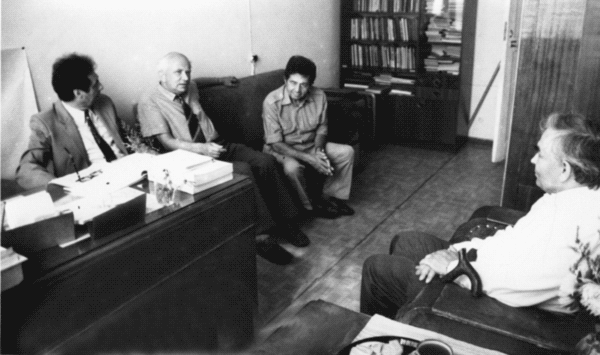 Одна из последних фотографий. Пришли старые друзья (слева направо): академик И.И. Гительзон, академик Д.Г. Кнорре, член-корр. АН СССР Р.И. Салганик, 1988 г.