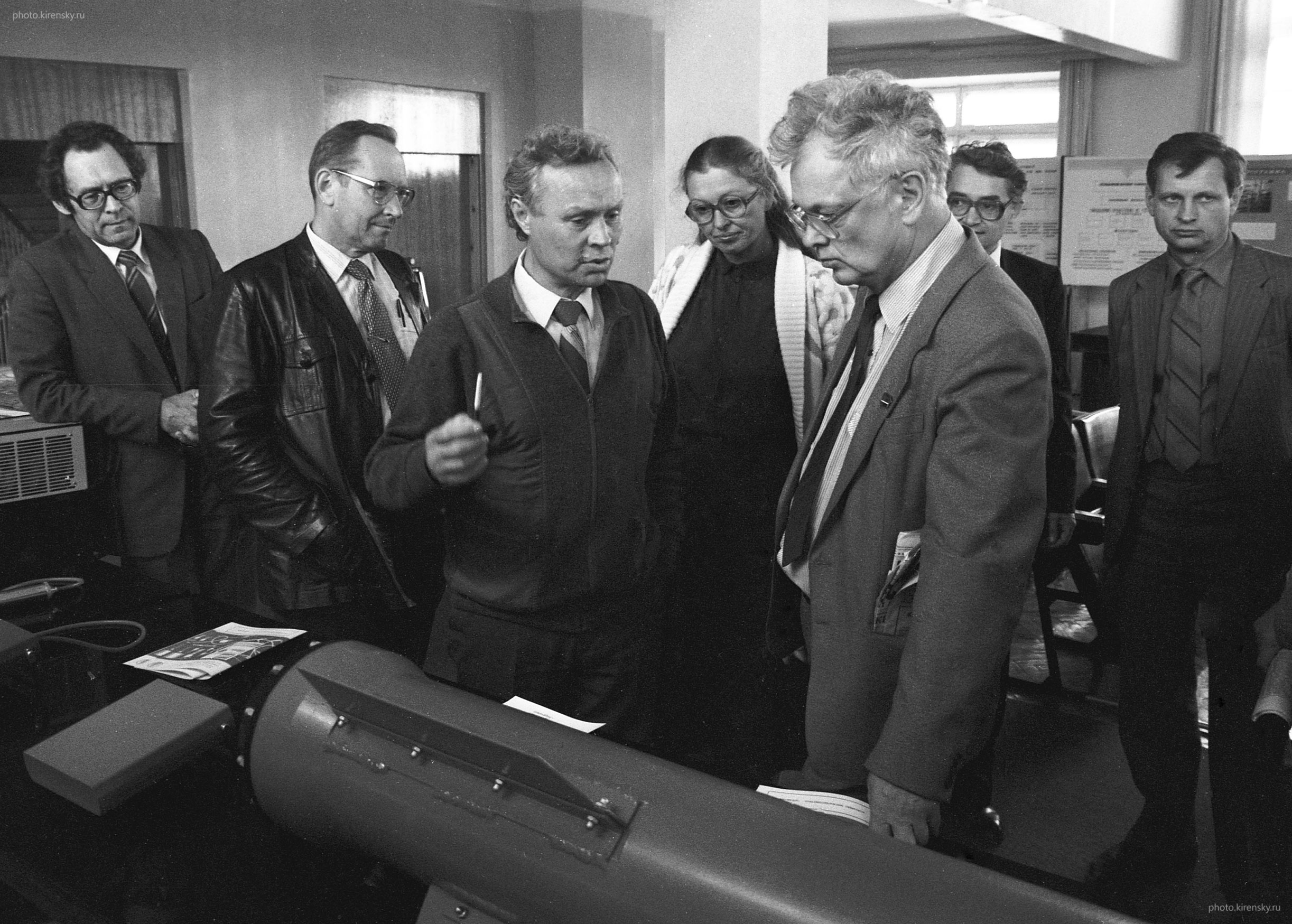 На выставке достижений Института физики 