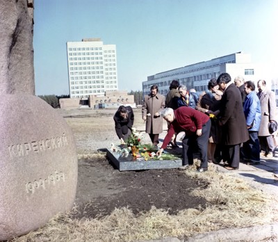 Возложение венков на могиле Л.В.Киренского  
