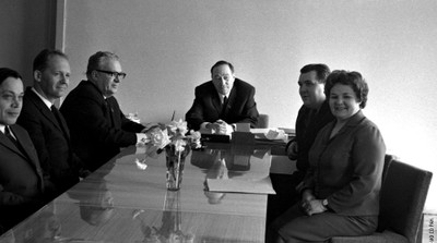 Л.В. Киренский в своем кабинете Л.В. Киренский в своем кабинете