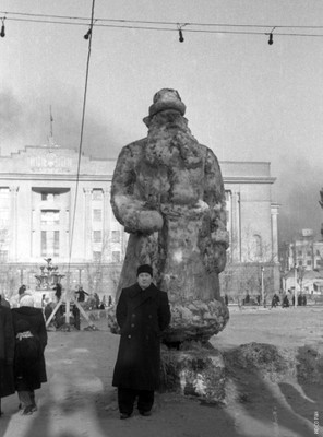 Л.В. Киренский на центральной площади Красноярска Л.В. Киренский на центральной площади Красноярска