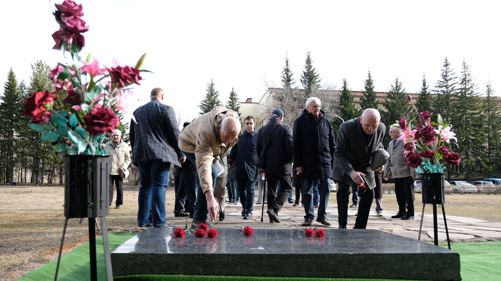 Возложение цветов на могилу Леонида Васильевича