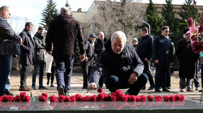 Возложение цветов на могилу Леонида Васильевича