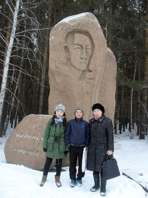 У памятника Л.В. Киренскому У памятника Л.В. Киренскому