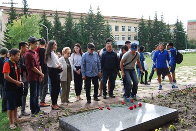 Возложение цветов к памятнику Л.В. Киренского